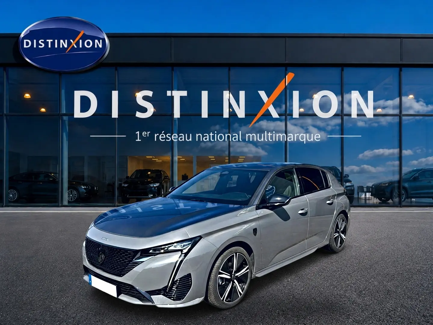 Peugeot 308 gris 3/4 avant droit avec toit noir et jantes alliage devant concession Distinxion.