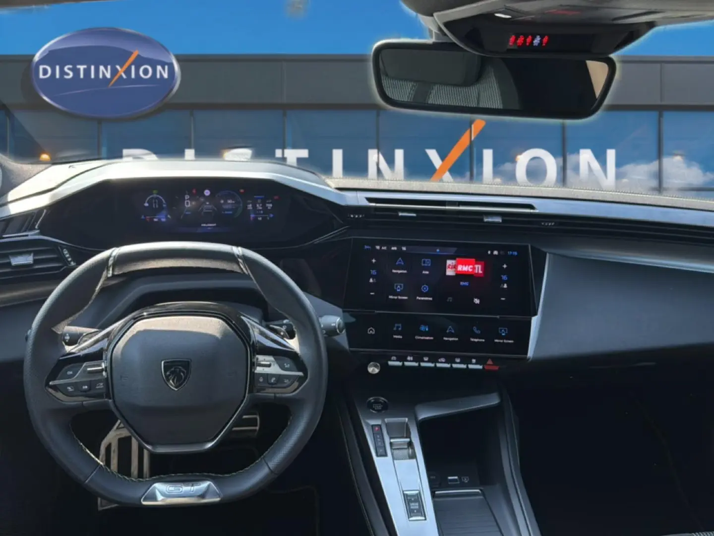 Vue intérieure centrée sur le volant multifonction et l’écran tactile du tableau de bord de la Peugeot 308 gris 2025.