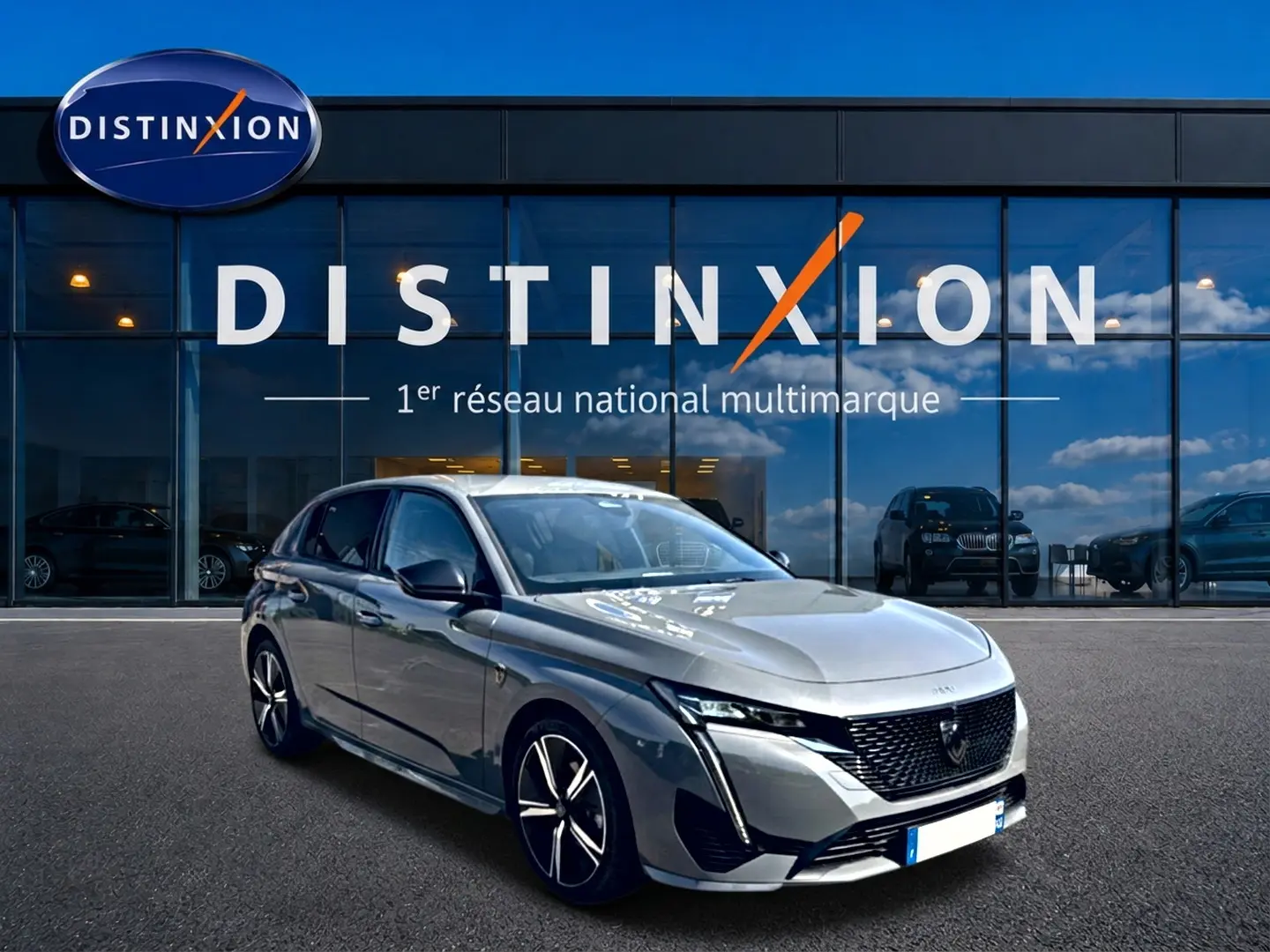 Peugeot 308 1.2 hybrid 145 GT gris vue 3/4 avant, avec jantes alliage et calandre noire distinctive.