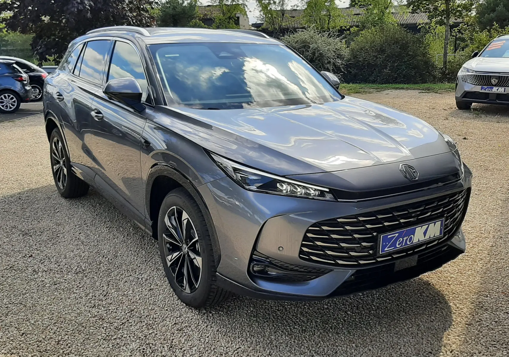 MG Motor EHS 1.5 Hybrid+ 224ch Luxury gris Camden, vue 3/4 avant avec calandre large et jantes bicolores.