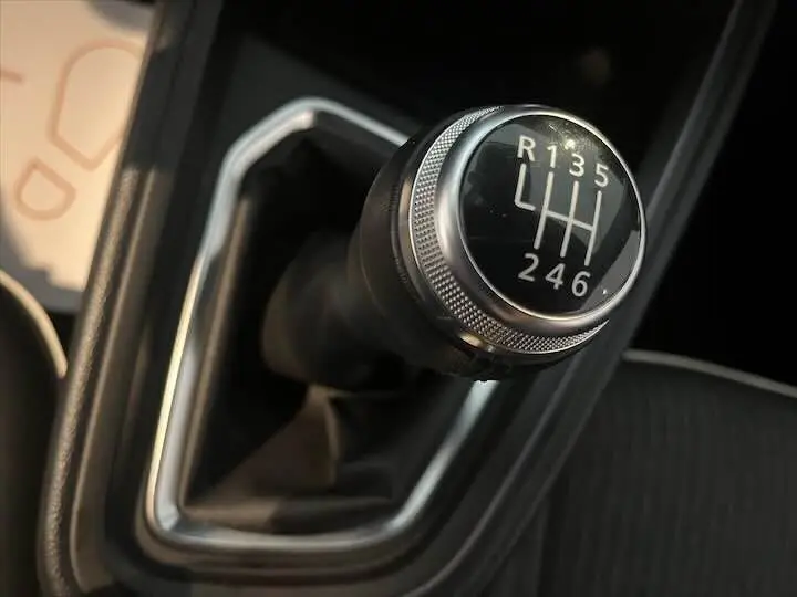 Le levier de vitesse manuel en gros plan de la Renault Clio V 1.0 TCE 90 CH Intens, intérieur noir.