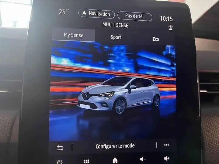 Écran tactile montrant une Renault Clio V blanche en 3/4 avant sur fond bleu dynamique.