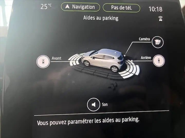 Affichage de l'aide au parking avec vue 3D d'une Renault Clio V blanche, montrant les capteurs avant et arrière.