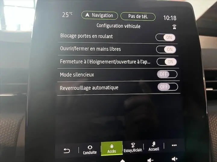 Écran tactile intérieur de la Renault Clio V affichant les réglages d'accès et de verrouillage des portes.