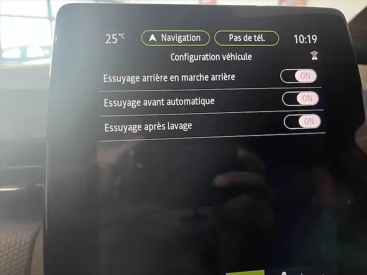 Écran tactile intérieur de la Renault Clio V rouge flamme, affichant les réglages d'essuyage automatique à 10h19