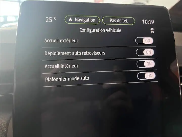 Écran tactile intérieur de la Renault Clio V affichant les options de configuration véhicule en mode jour.
