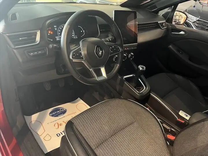 Intérieur de Renault Clio V 1.0 TCE 90 Intens, vue côté conducteur, volant multifonction et écran tactile vertical.