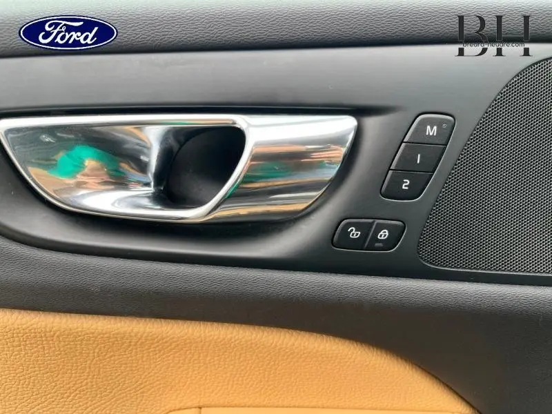 Poignée de porte intérieure chromée côté gauche avec commandes mémoire sièges et cuir brun sur Volvo V60 T8 2019
