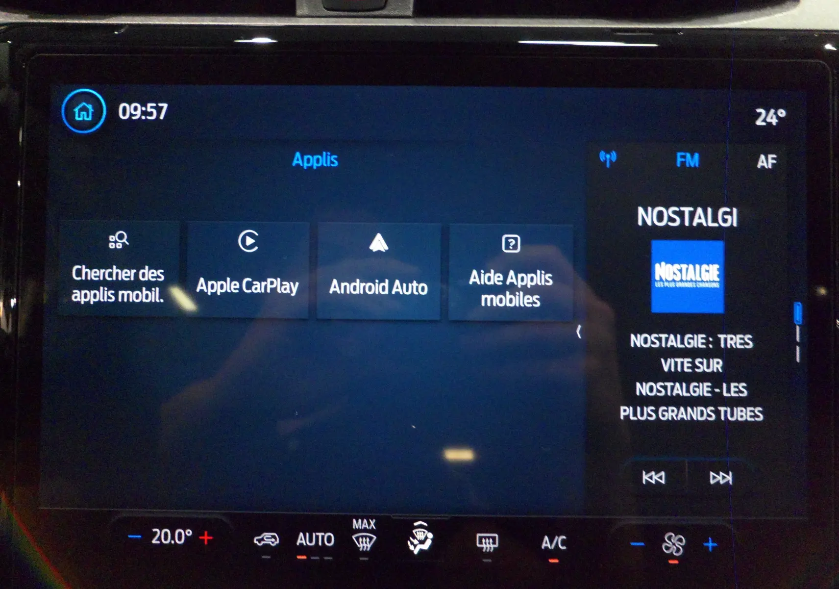 Écran tactile central du Ford Puma gris Cactus 2025 affichant les options Apple CarPlay et Android Auto.