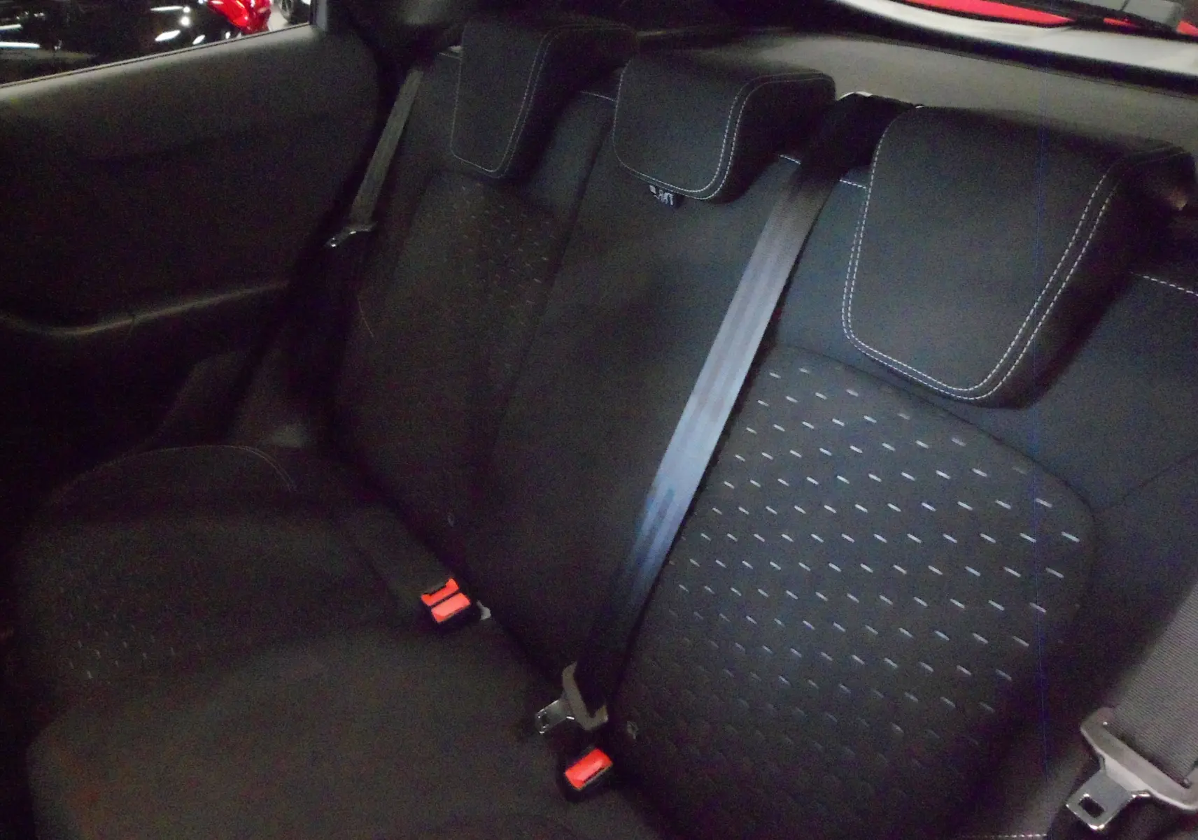 Banquette arrière en tissu noir avec surpiqûres blanches du Ford Puma 2025, vue intérieure côté passager.