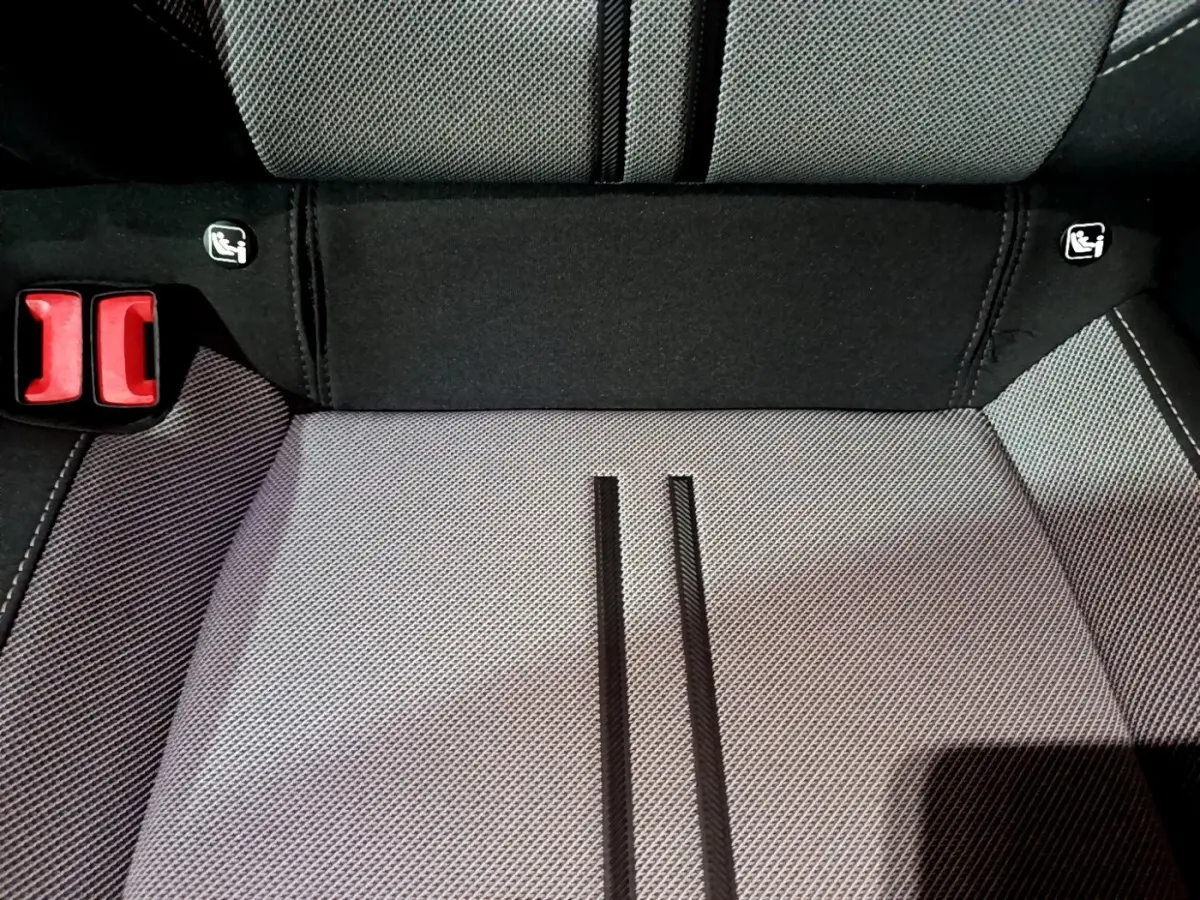 Gros plan sur la banquette arrière grise de la SEAT LEON 2023, montrant les ceintures de sécurité et les fixations Isofix.