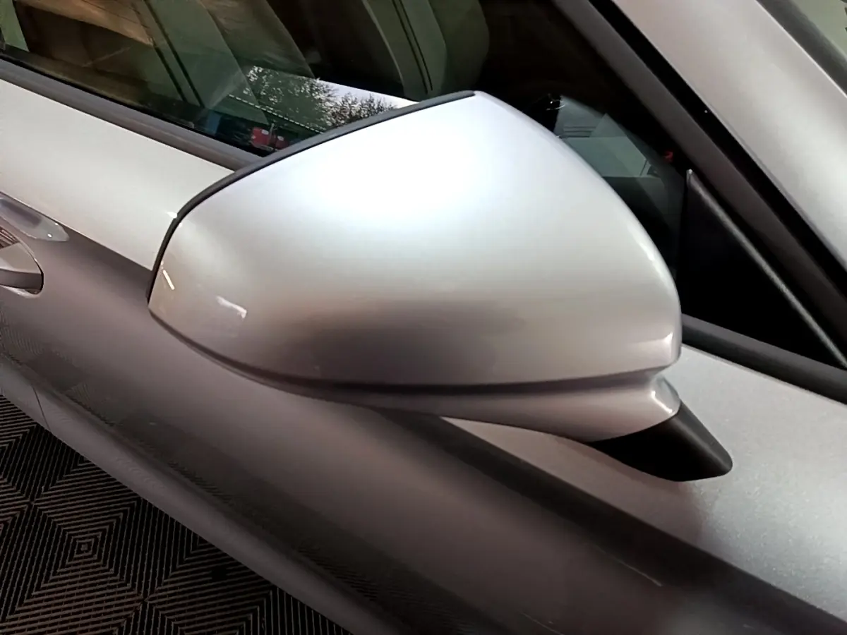 Gros plan sur le rétroviseur côté conducteur gris clair de la SEAT LEON 1.0 TSI 110 S&S Business 2023.