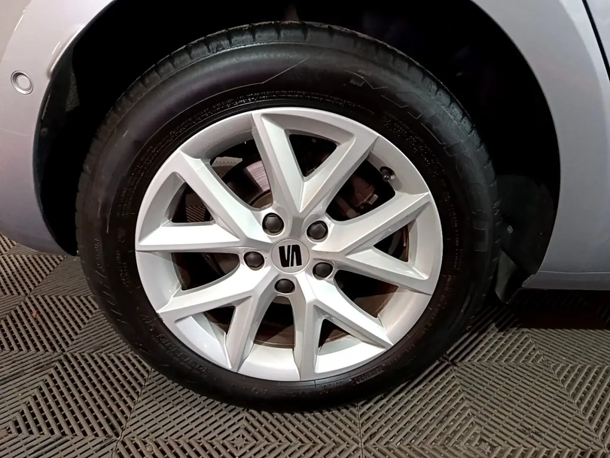 Gros plan sur la roue avant droite gris clair d'une SEAT LEON 2023 avec jante alliage à 10 branches.