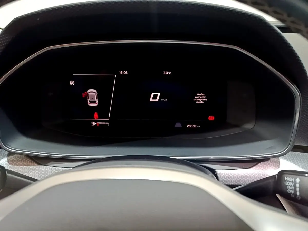 Tableau de bord numérique de la SEAT LEON 2023, affichage multifonctions avec vitesse à zéro km/h, vue frontale rapprochée.