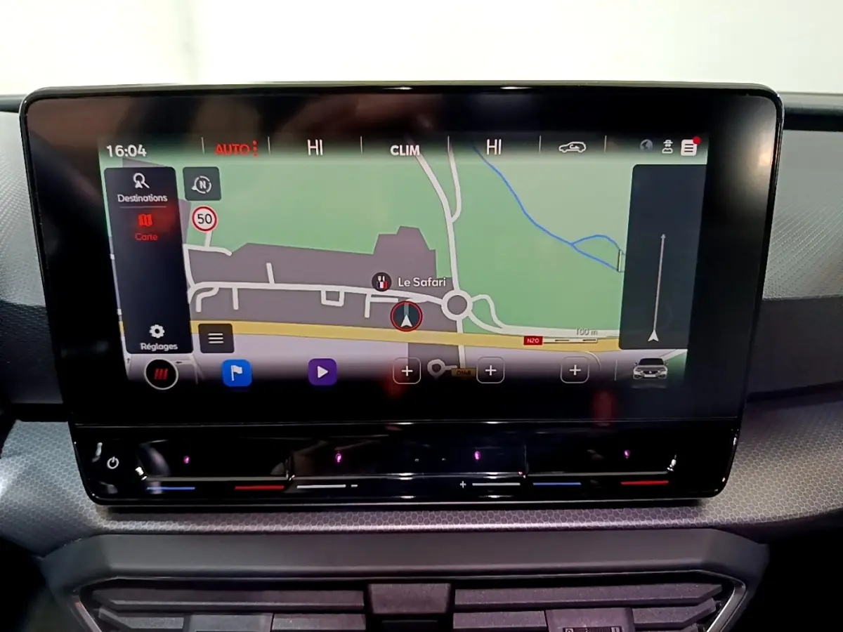 Écran tactile central affichant la navigation 3D dans l'habitacle d'une SEAT Leon gris clair 2023.
