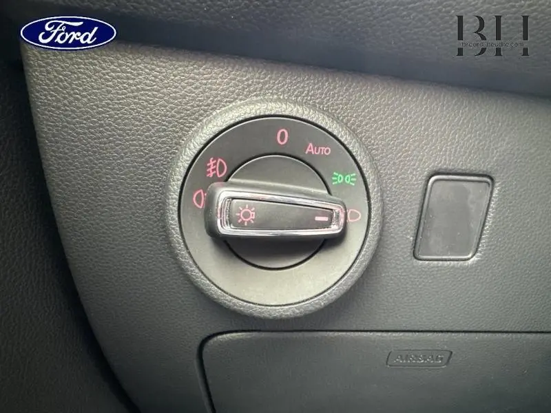 Commande rotative des phares sur tableau de bord noir, avec réglage automatique et feux antibrouillard, intérieur Ford.