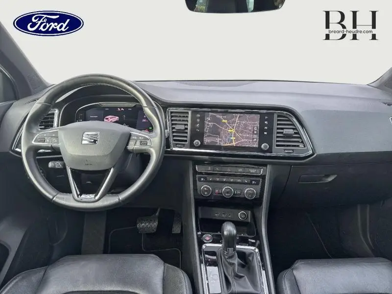 Vue intérieure du tableau de bord et volant cuir noir du SEAT Ateca 2020 avec écran tactile GPS et boîte automatique.