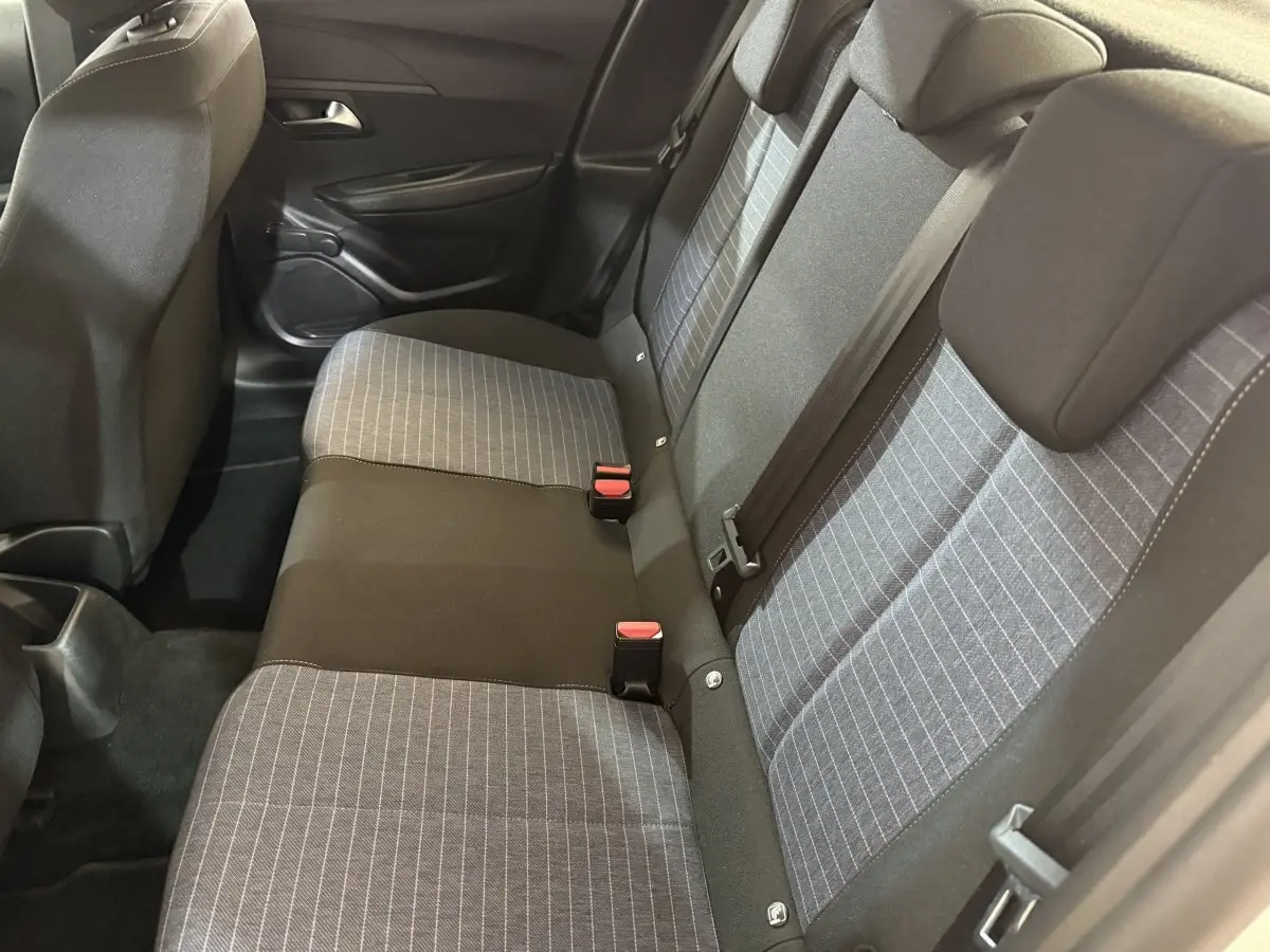 Vue intérieure côté droit sur la banquette arrière grise à motifs rayés de la Peugeot 208 PureTech 75 S&S Like 2020.
