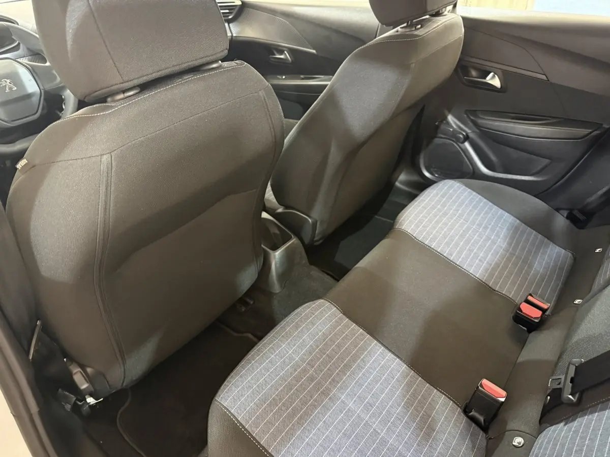 Vue arrière intérieure montrant la banquette arrière bicolore grise et noire de la Peugeot 208 PureTech 75 S&S Like 2020.
