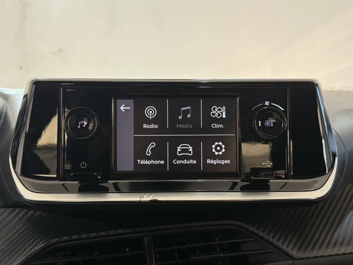 Écran tactile central de la Peugeot 208 PureTech 75 S&S Like 2020 avec commandes radio, climatisation et téléphone.