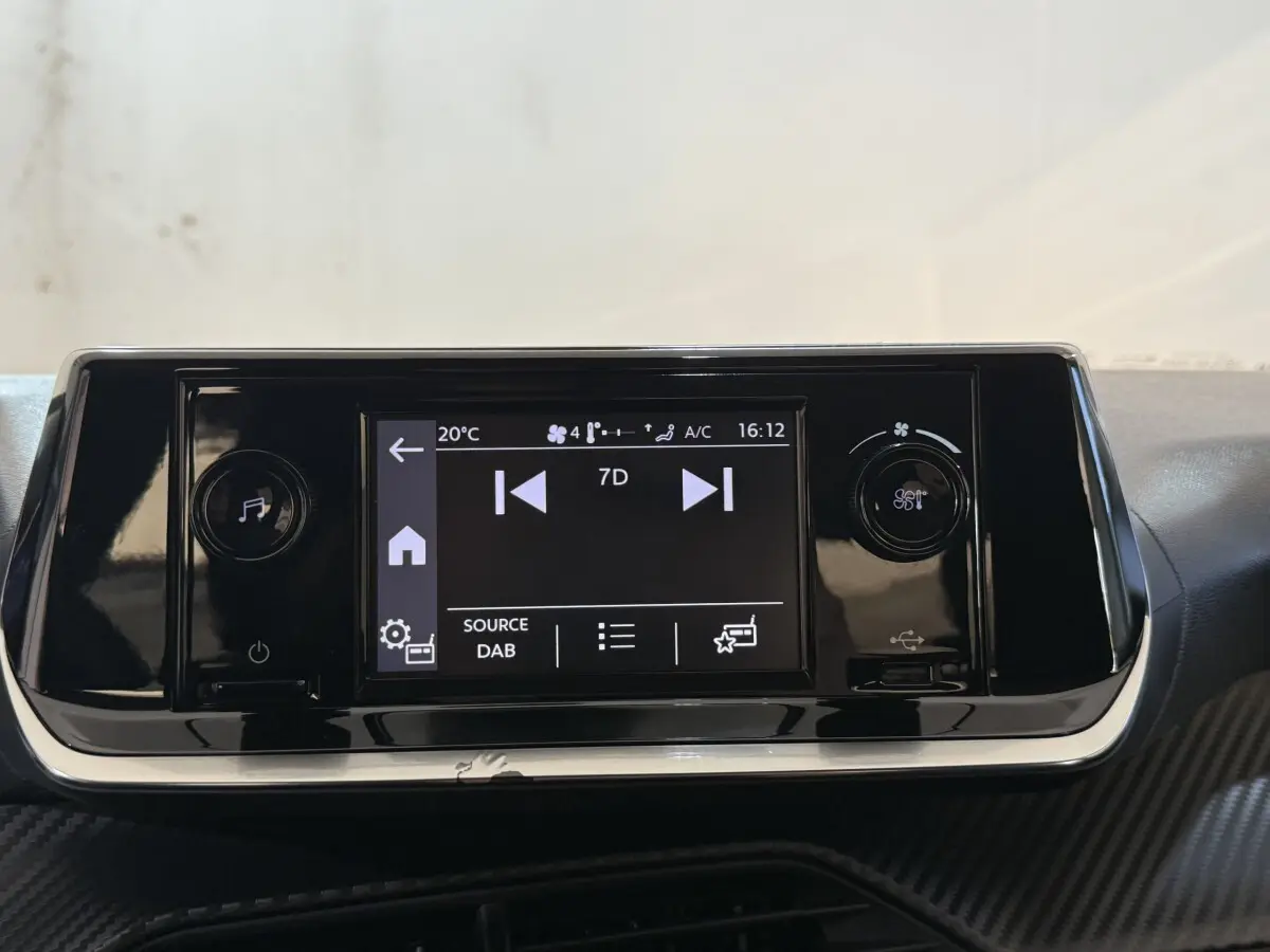 Écran tactile central de la Peugeot 208 PureTech 75 S&S Like 2020 avec commandes audio et climatisation visibles.