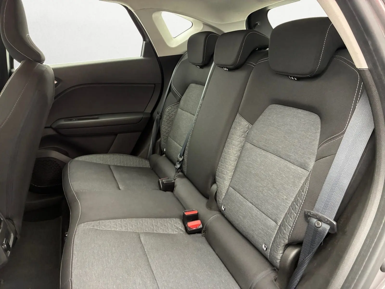 Vue intérieure côté droit sur la banquette arrière gris foncé et clair du Renault Captur TCE 140 EDC 21 Business.