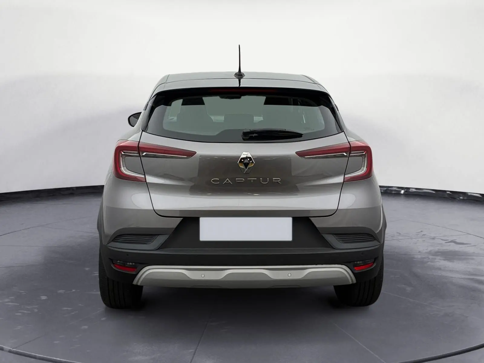 Vue arrière d’un Renault Captur gris Cassiopée avec toit noir, feux LED en forme de C et pare-chocs noir avec insert argenté.