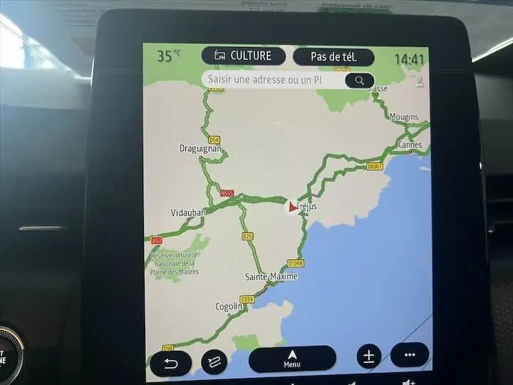 Écran tactile du système de navigation d'une Renault Clio V blanc nacré, affichant une carte routière détaillée.