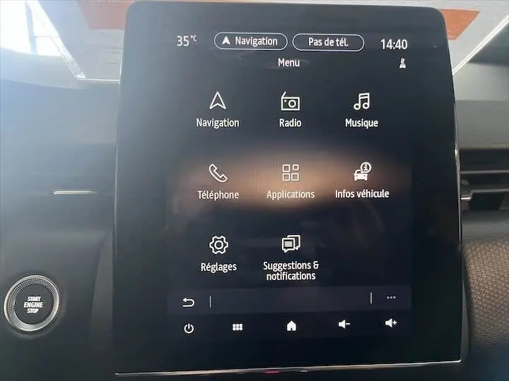 Écran tactile central de la Renault Clio V blanc nacré, affichant le menu principal avec navigation et radio.