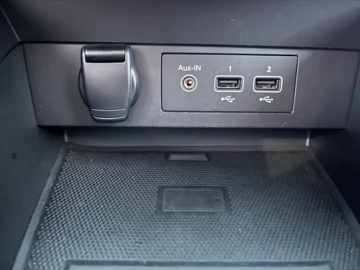 Prise auxiliaire et deux ports USB intégrés dans la console centrale de la Renault Clio V blanche nacrée.