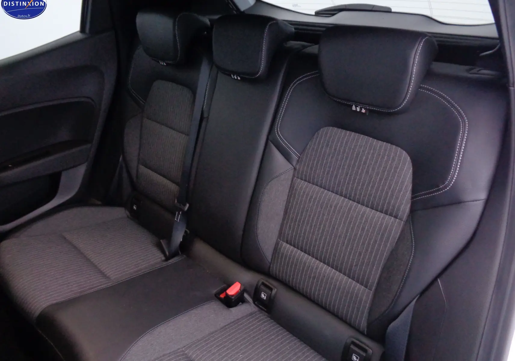 Vue intérieure arrière des sièges arrière en tissu gris et cuir noir de la Renault Clio V Blanc Nacré 2021