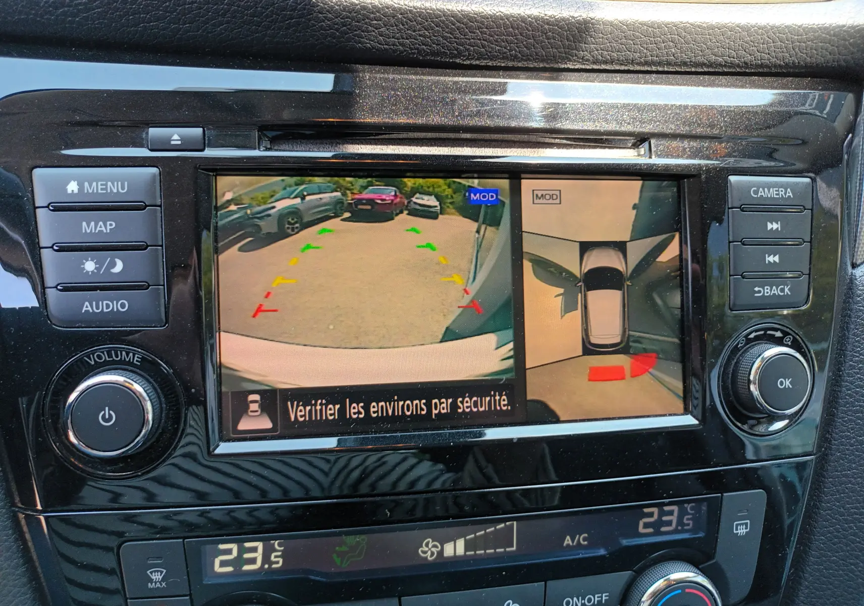 Écran central du Nissan Qashqai blanc nacré 2019 montrant la caméra de recul et la vue à 360 degrés.