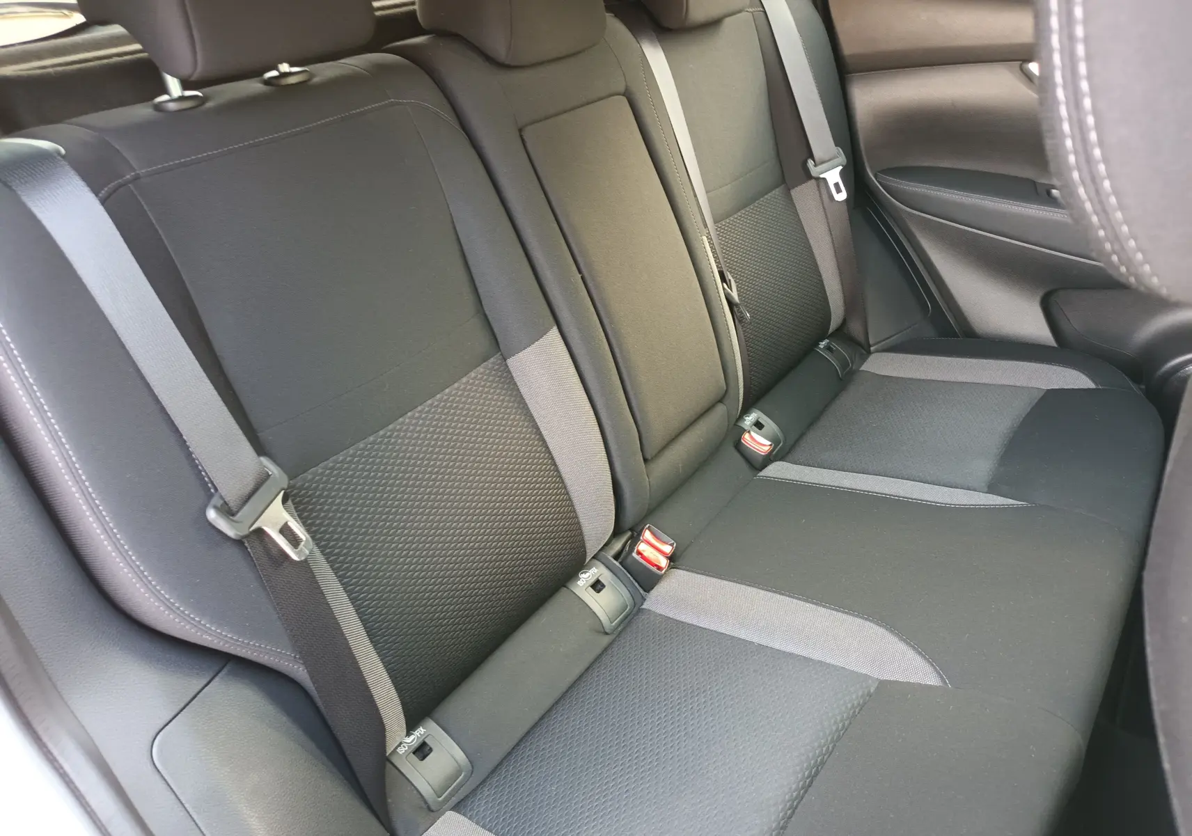 Banquette arrière en tissu noir et gris du Nissan Qashqai DIG-T 160 N-Connecta 2019 vue côté droit.