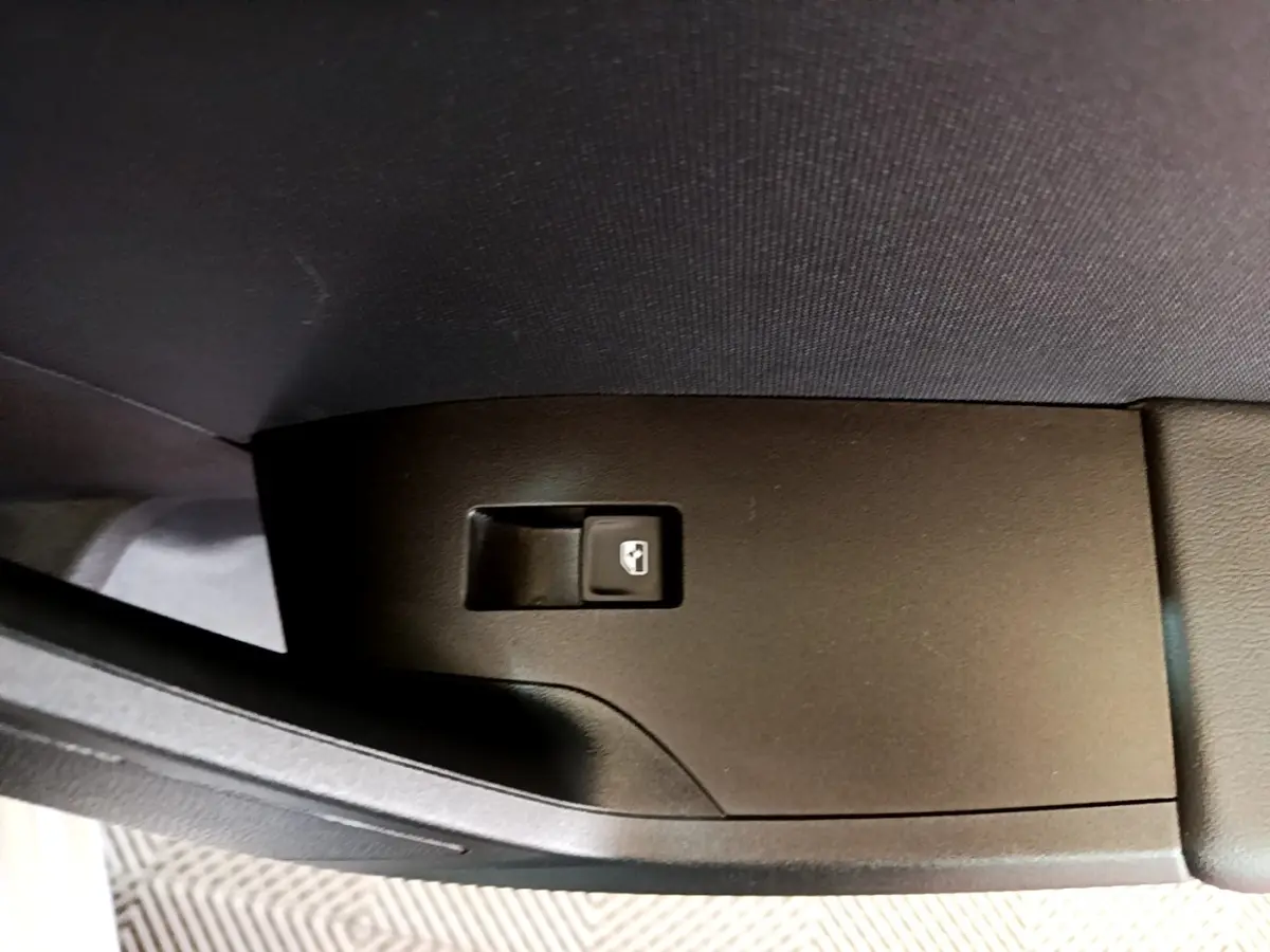 Bouton de commande de lève-vitre côté gauche intérieur d'une SEAT Leon gris foncé 2023.