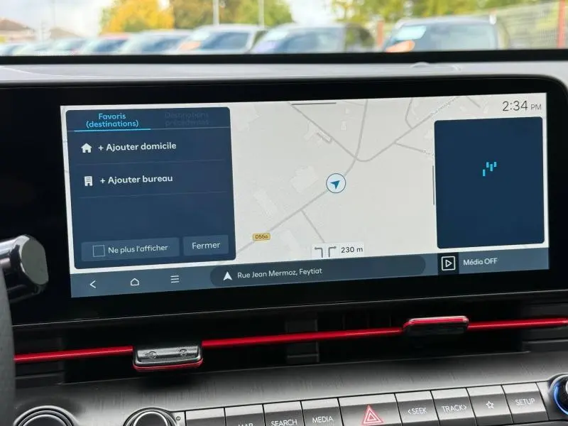 Vue rapprochée de l'écran tactile multimédia du Hyundai Kona 2025, affichant le GPS et les options de navigation.