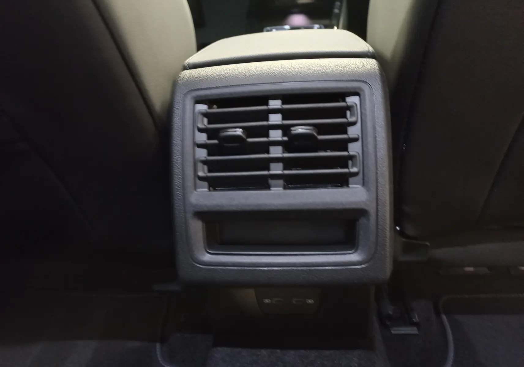 Gros plan sur la sortie d’air arrière centrale et ports USB du Volkswagen Golf 2.0 TDI 150 DSG7 R-Line gris lunaire.