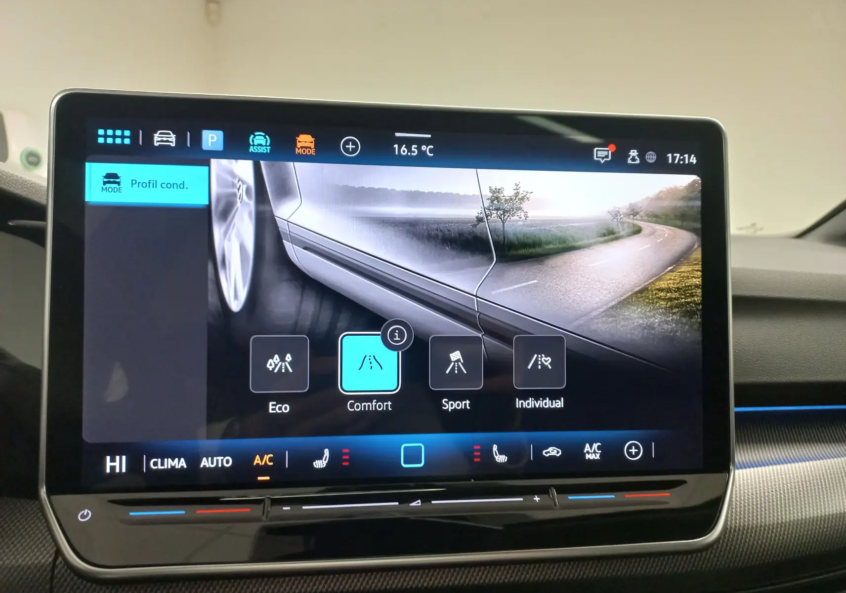 Écran tactile central de la Volkswagen Golf 2.0 TDI 2026 affichant les modes de conduite et la température intérieure.