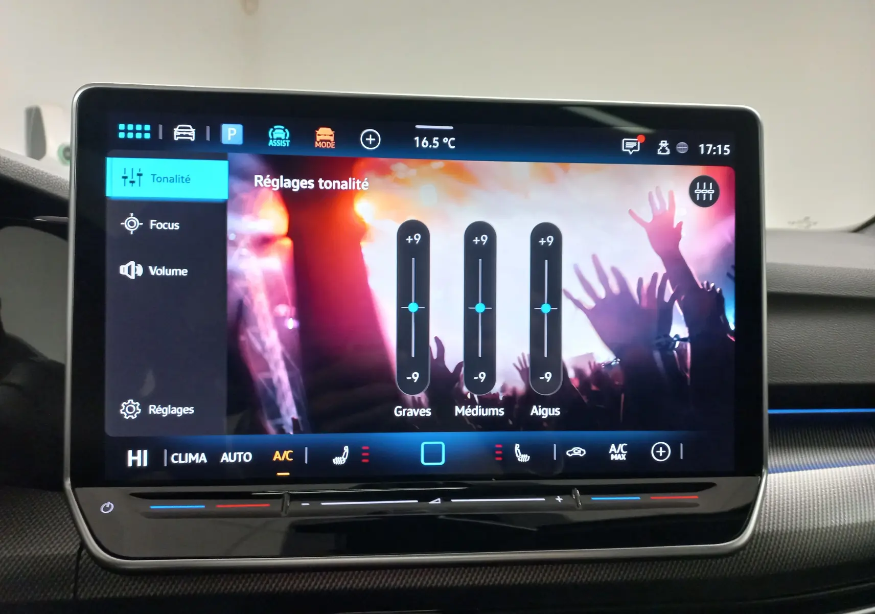 Écran tactile central de la Volkswagen Golf 2.0 TDI 2026 affichant les réglages audio avec interface moderne.