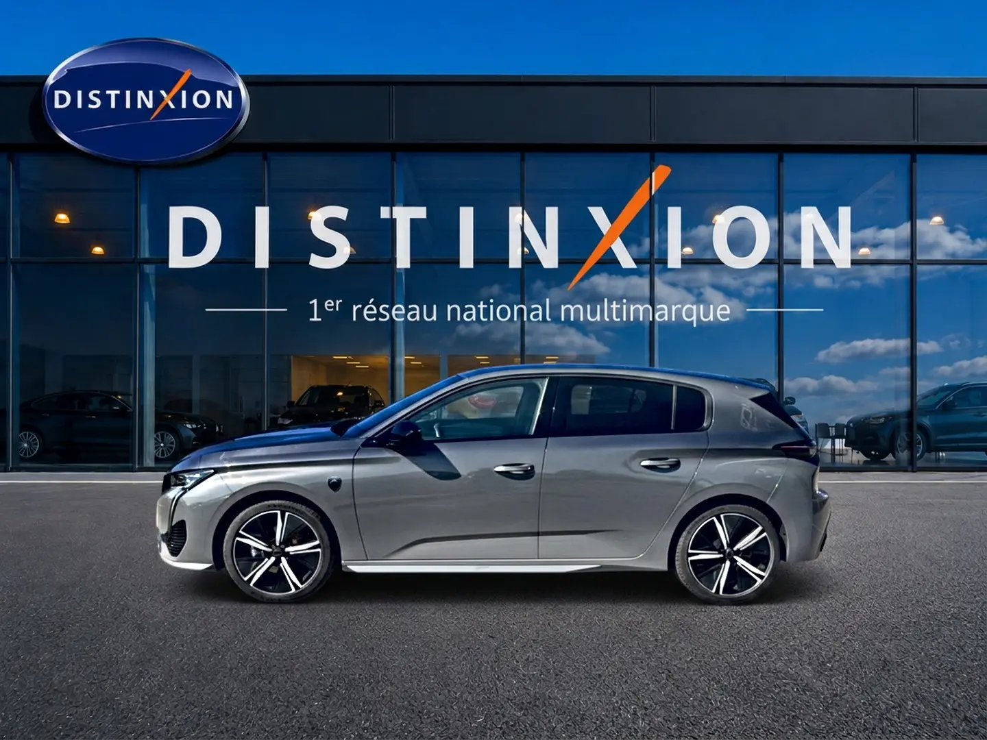 Peugeot 308 1.2 hybrid 145 GT e-dcs6 gris vue de profil côté gauche, jantes alliage noires et argent.