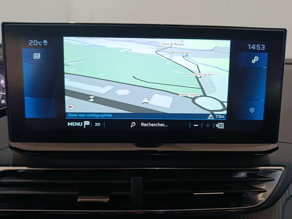 Écran tactile central affichant la navigation 3D du Peugeot 3008 PureTech 130 S&S Allure 2022, intérieur noir.