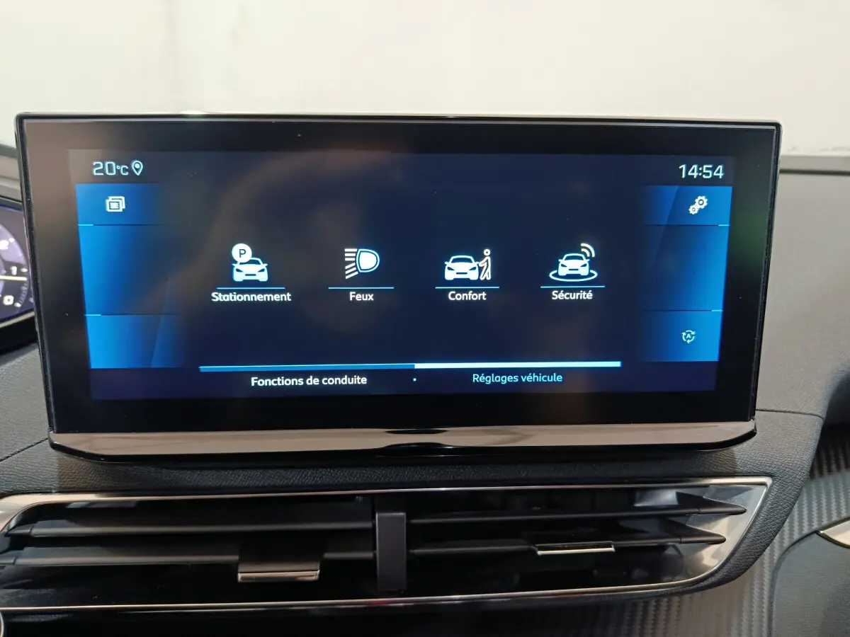 Écran tactile central du tableau de bord du Peugeot 3008 bleu, affichant les réglages de conduite et sécurité.