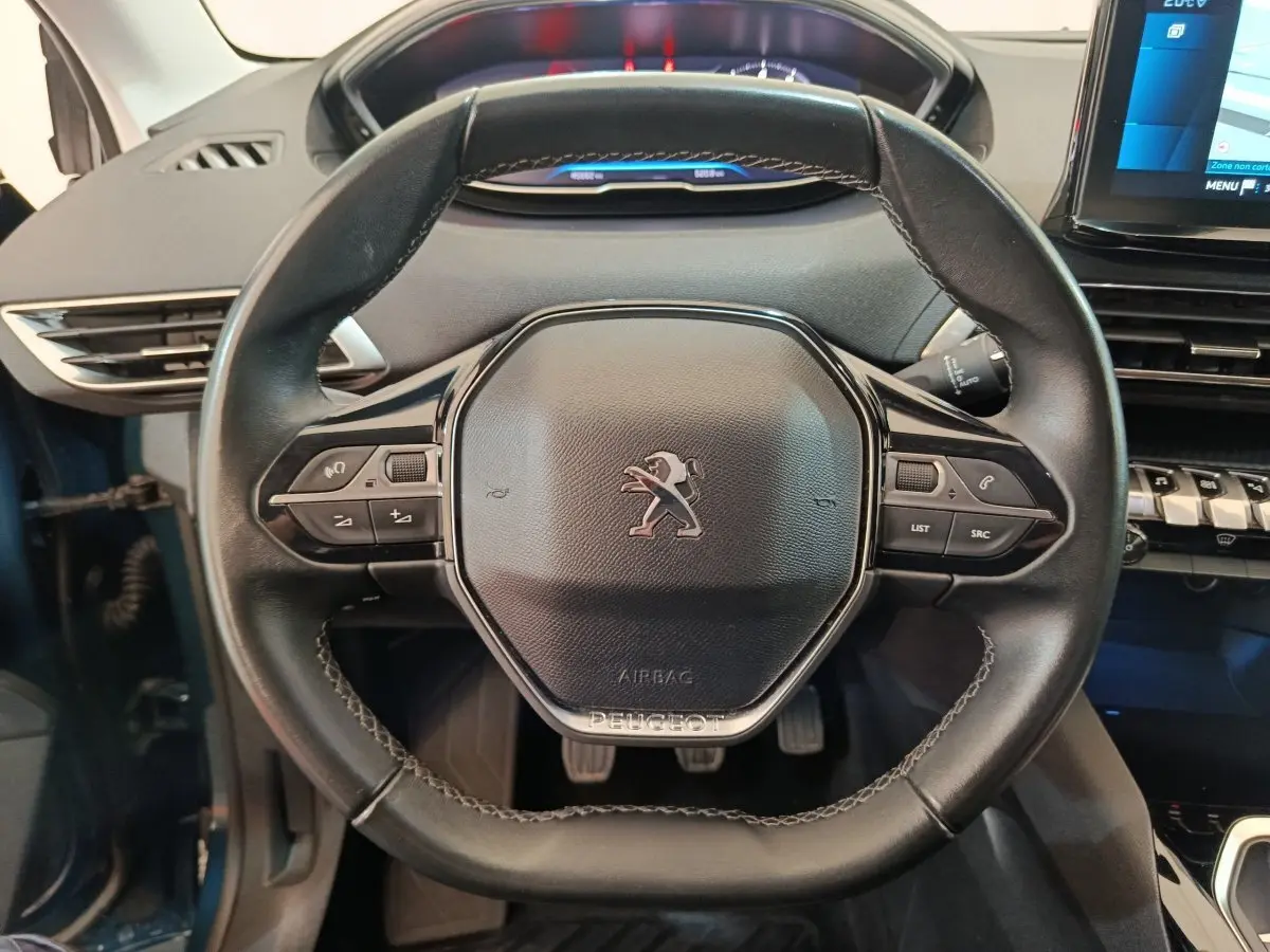 Volant cuir noir avec logo Peugeot, vue frontale du poste de conduite du 3008 PureTech 130 S&S Allure bleu 2022.