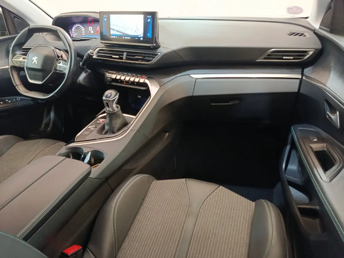 Intérieur du Peugeot 3008 PureTech 130 S&S Allure 2022, vue côté passager avec tableau de bord et écran tactile.