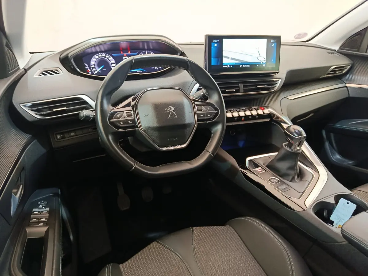 Intérieur du Peugeot 3008 PureTech 130 S&S Allure 2022, vue du poste de conduite avec volant cuir et écran tactile central.