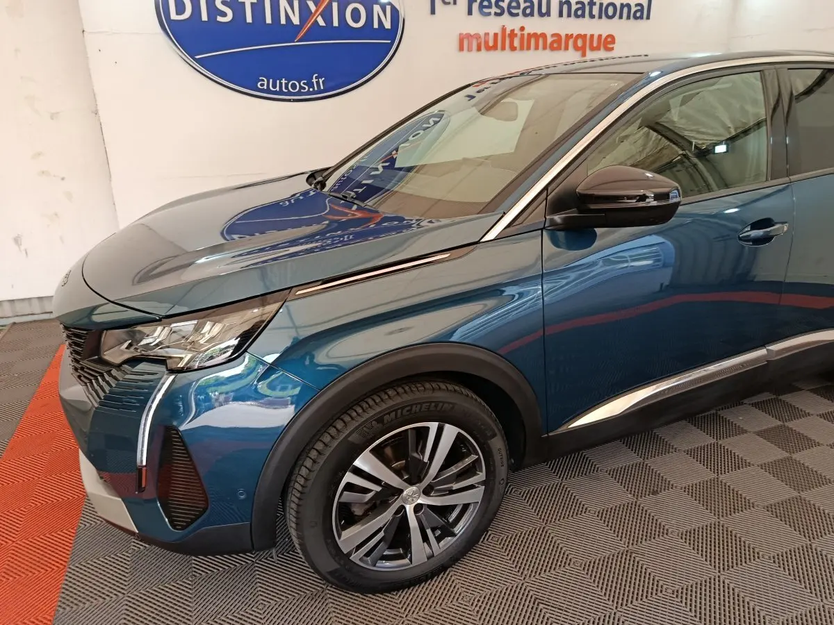 Vue 3/4 avant gauche du Peugeot 3008 PureTech 130 bleu, mettant en valeur ses phares LED et jantes alliage.