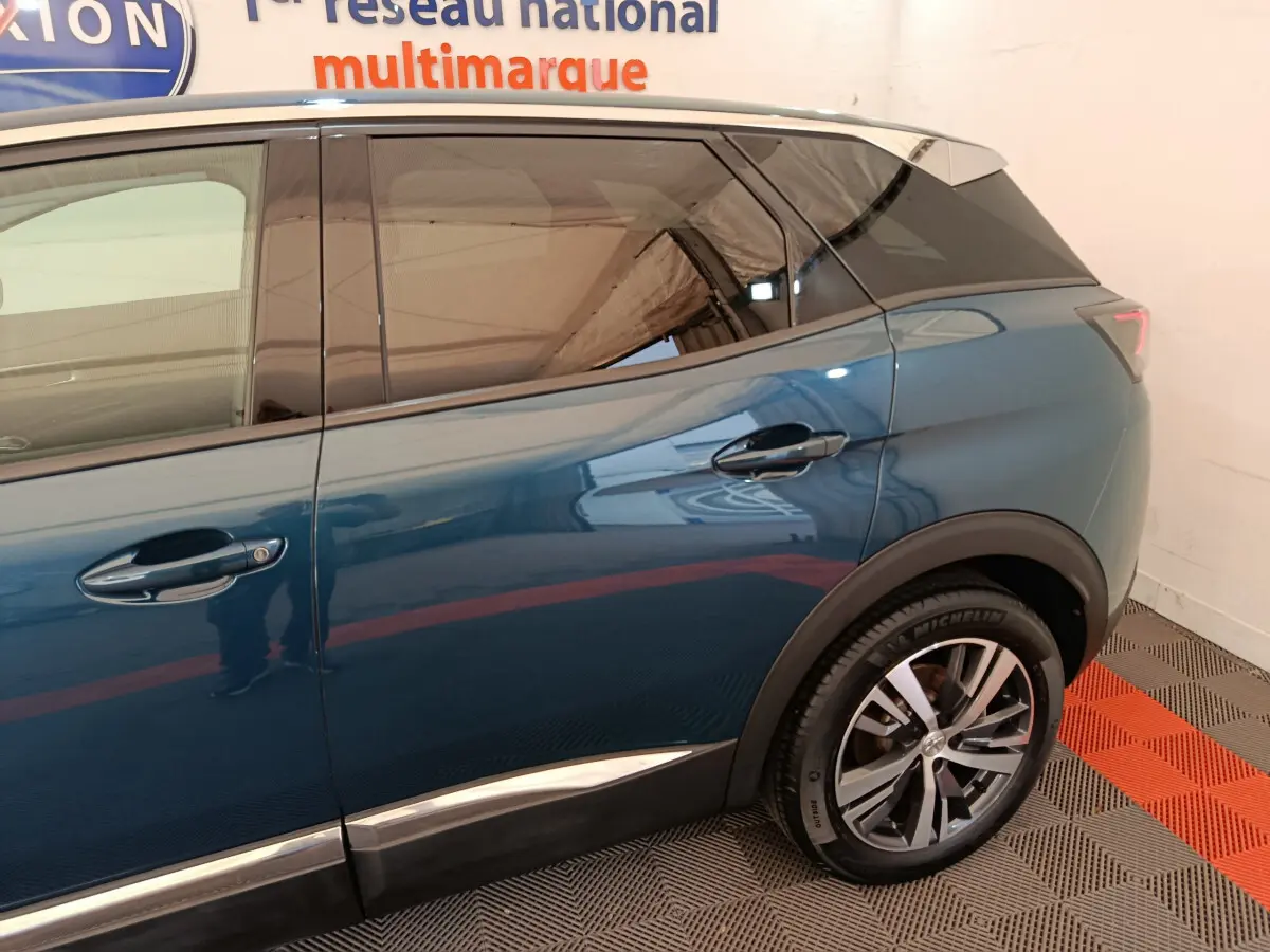 Vue latérale droite du Peugeot 3008 bleu 2022, mettant en valeur les poignées de porte et la jante alliage arrière.