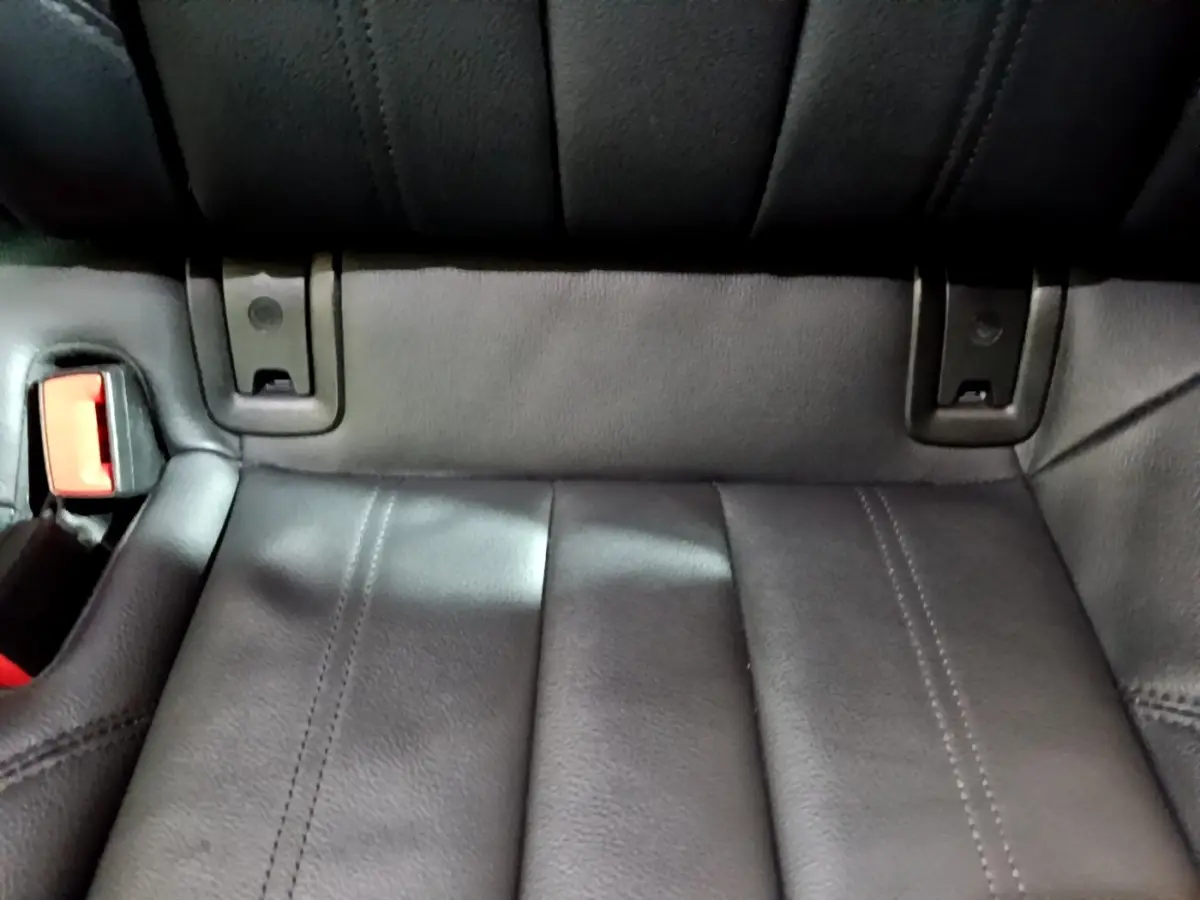 Gros plan sur l'assise arrière en cuir noir de l'Audi A4 40 TDI 190 Quat S tronic Design Luxe de 2018.