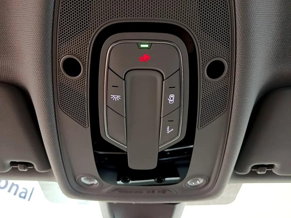 Vue en plongée du panneau de commandes de toit noir de l'Audi A4 40 TDI 2018 avec éclairage SOS et boutons lumineux.