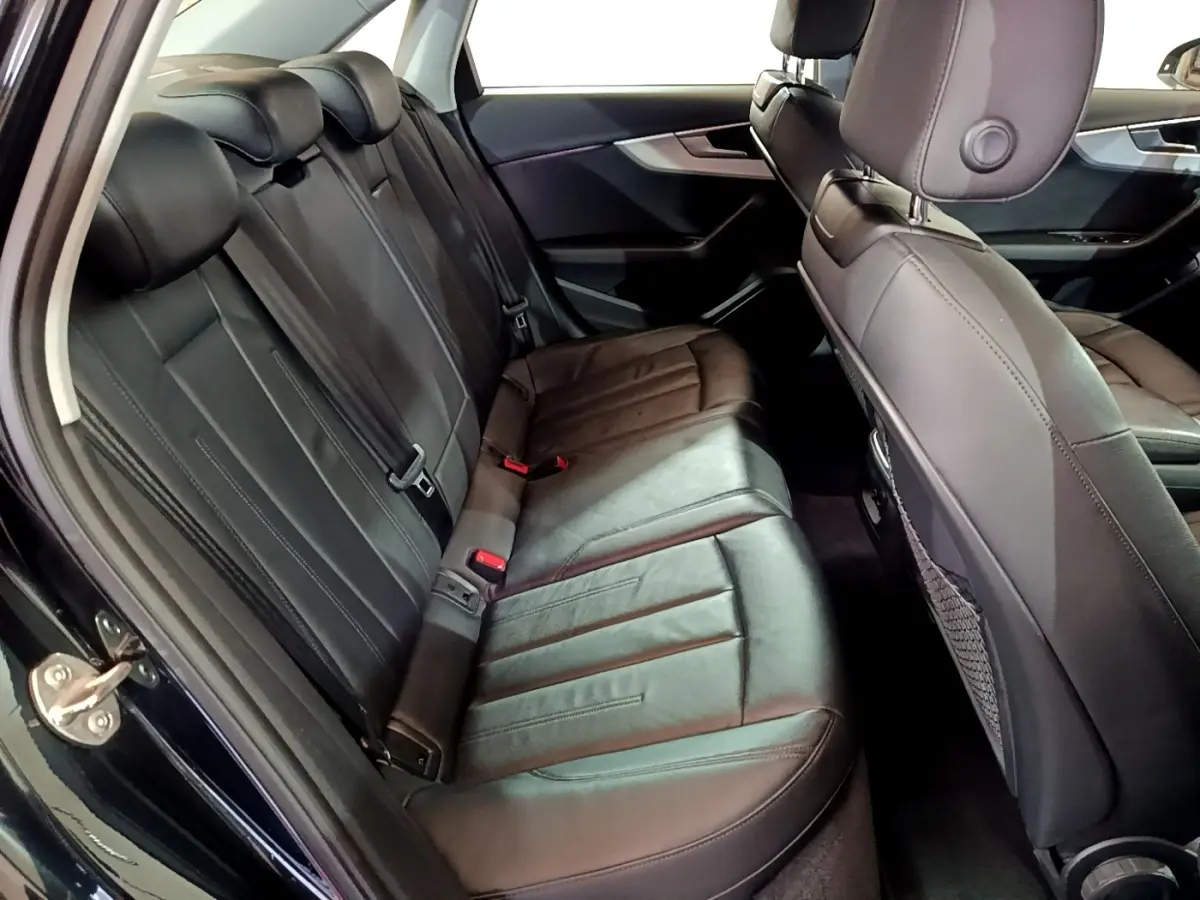 Vue intérieure côté gauche des sièges arrière en cuir noir de l'Audi A4 40 TDI Design Luxe 2018