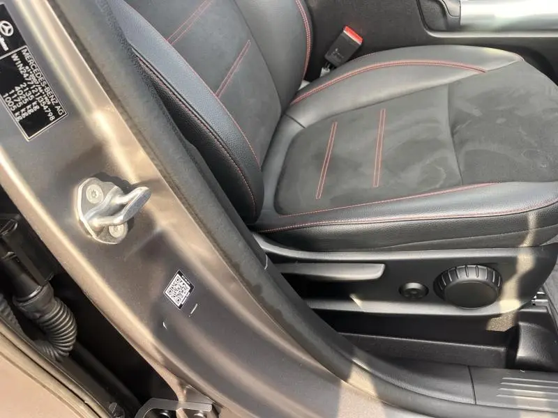 Vue rapprochée du siège avant conducteur noir avec surpiqûres rouges du Mercedes GLA 200 d AMG Line gris montagne magno.